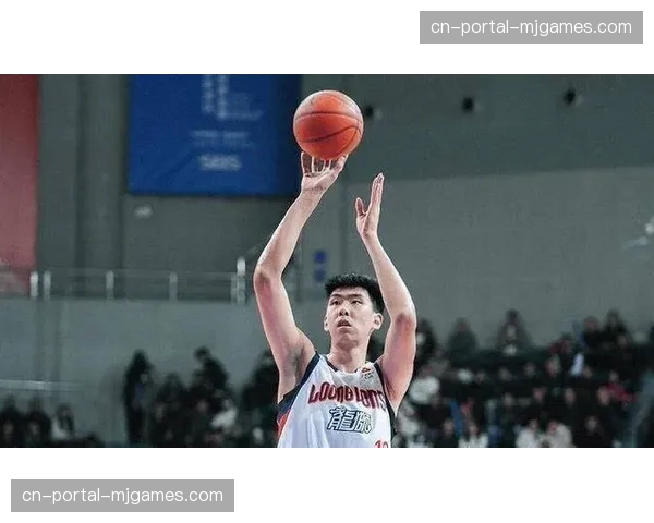 赵继伟命中关键三分后振臂高呼，辽宁替补席沸腾庆祝